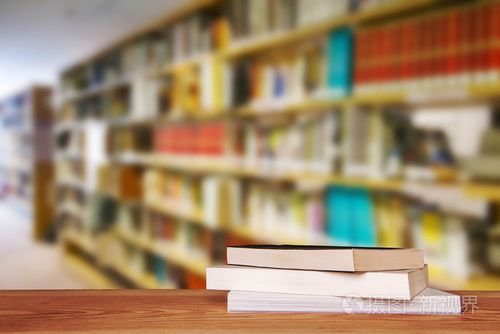 空的木桌和現(xiàn)代圖書館的背景下,產品顯示