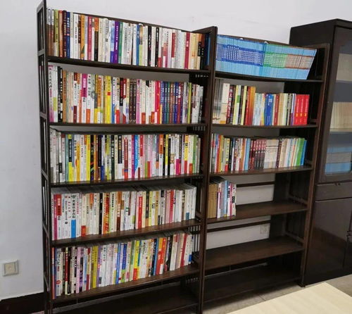 愛心企業(yè)為駐河部隊(duì)捐贈(zèng)圖書及書架 書桌等書屋用品