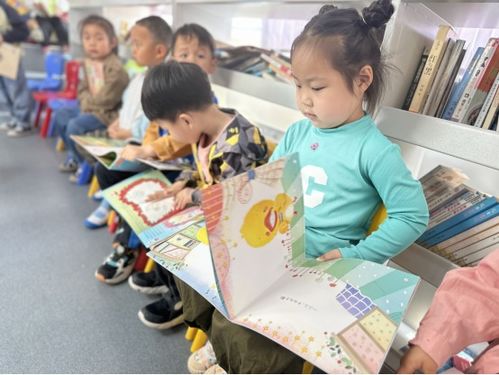 黃渤海新區(qū)圖書館流動圖書服務車走進古現(xiàn)中心幼兒園