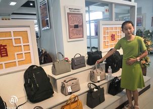 繁峙縣志愿者協(xié)會(huì)組織學(xué)生參觀手工業(yè)產(chǎn)品展示廳 聚寶新區(qū)社區(qū)和箱包廠車(chē)間