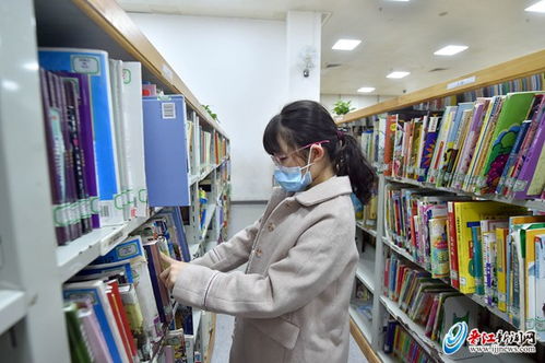 一名學(xué)生在晉江市圖書館認(rèn)真查閱自己感興趣的圖書