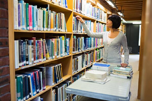 歸還圖書的圖書管理員