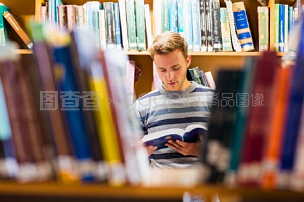 在圖書館讀書的男學(xué)生