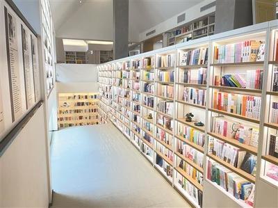 逛書香南苑·莞 邂逅"詩與遠(yuǎn)方"
